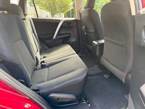 Used 2018 Toyota RAV4 LE AWD/4WD image 27