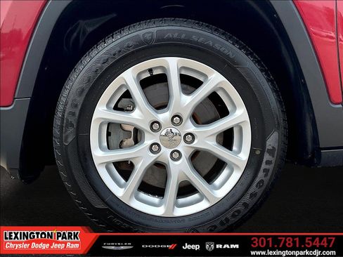 Used 2017 Jeep Cherokee Latitude w/ Comfort/Convenience Group AWD/4WD image 33