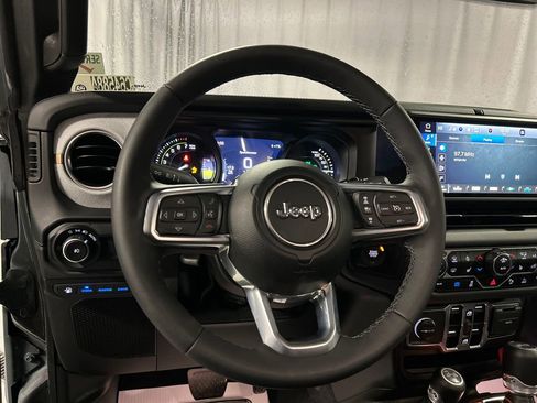 Used 2025 Jeep Wrangler Unlimited Sahara w/ Safety Group image 15