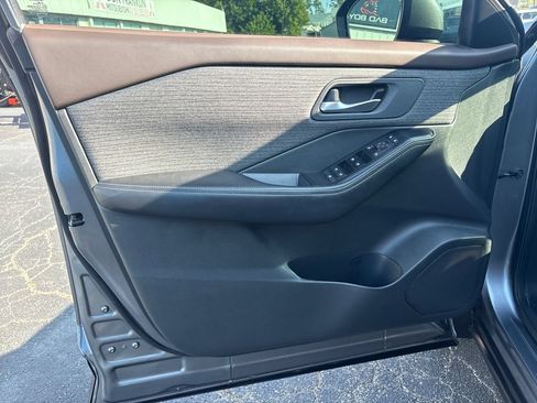 Used 2022 Nissan Rogue SV FWD image 12