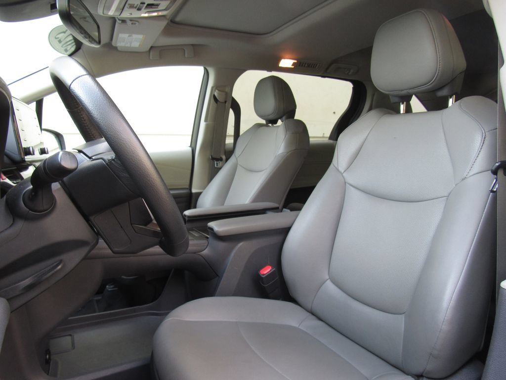 Certified 2023 Toyota Sienna XLE FWD image 11