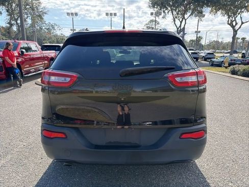 Used 2018 Jeep Cherokee Latitude w/ Altitude Package image 5