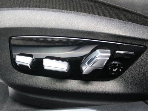 Used 2019 BMW 750i w/ M Sport Package image 61