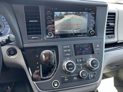 Used 2020 Toyota Sienna XLE Premium FWD image 16