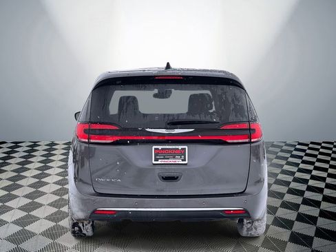 Used 2023 Chrysler Pacifica Touring-L image 6