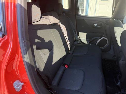 Used 2015 Jeep Renegade Latitude w/ Popular Equipment Group image 16