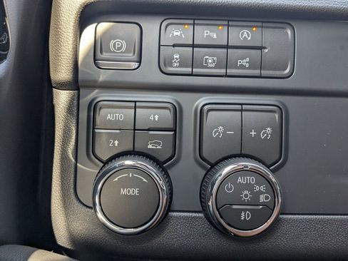 New 2026 Chevrolet Suburban High Country image 28