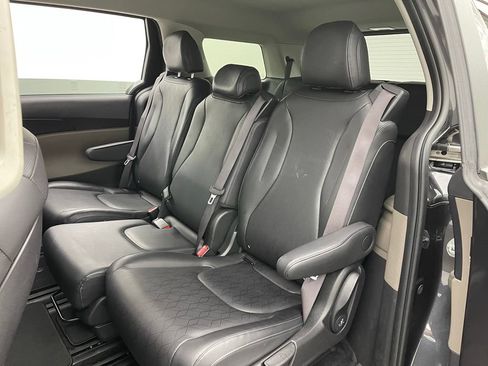 Used 2025 Kia Carnival FWD image 37
