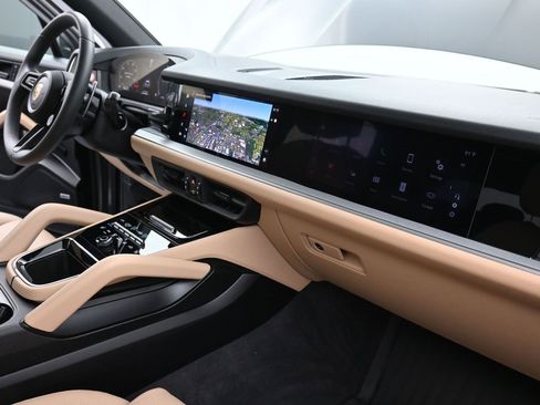 Used 2025 Porsche Cayenne image 19
