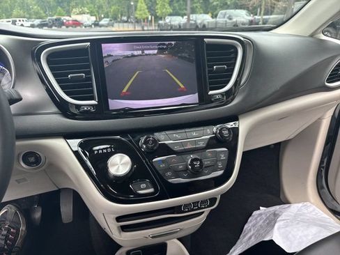 Used 2023 Chrysler Pacifica Touring-L FWD image 32