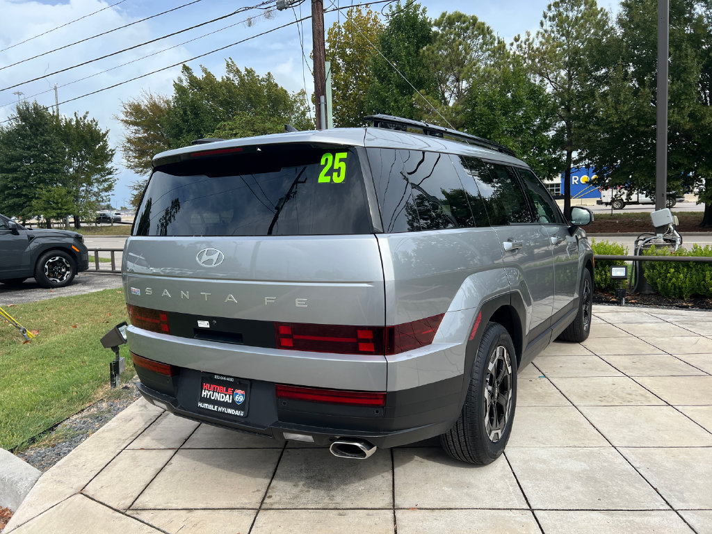 Used 2025 Hyundai Santa Fe SEL FWD image 12