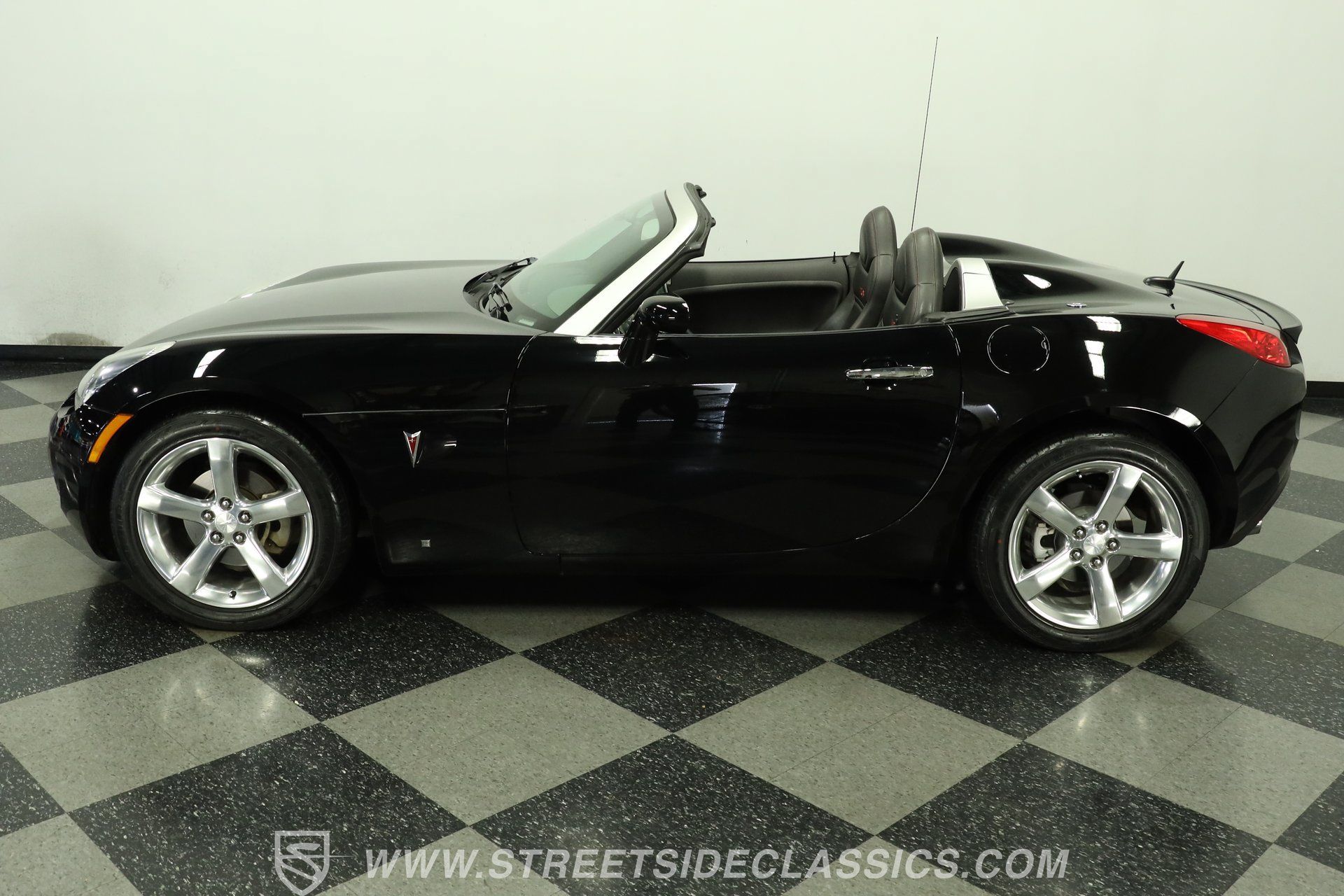 Used 2007 Pontiac Solstice GXP w/ Premium Package RWD image 2