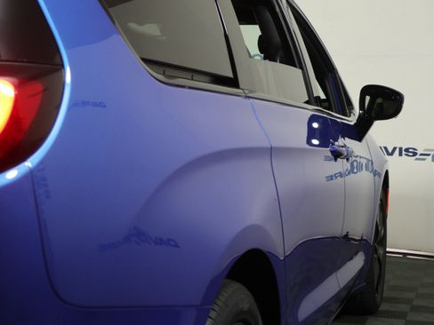 New 2026 Chrysler Pacifica Limited image 5