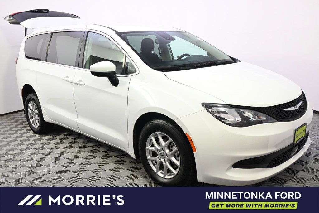 Used 2023 Chrysler Voyager LX FWD image 7