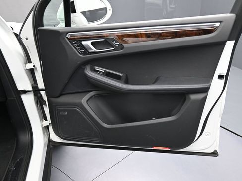 Certified 2022 Porsche Macan AWD/4WD image 28