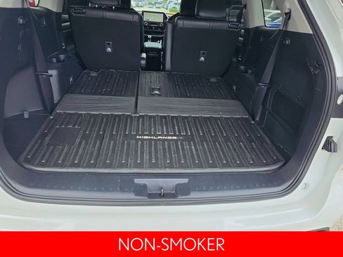 Used 2023 Toyota Highlander XLE FWD image 6