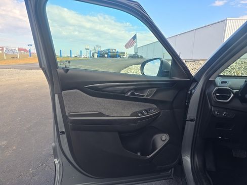 Used 2025 Chevrolet TrailBlazer LT w/ Convenience Package image 11