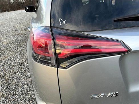 Used 2018 Toyota RAV4 LE w/ Carpet Mat Package image 23