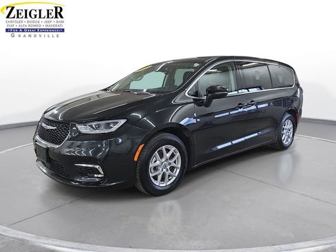 Certified 2023 Chrysler Pacifica Touring-L FWD image 1
