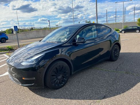 Used 2023 Tesla Model Y AWD image 3