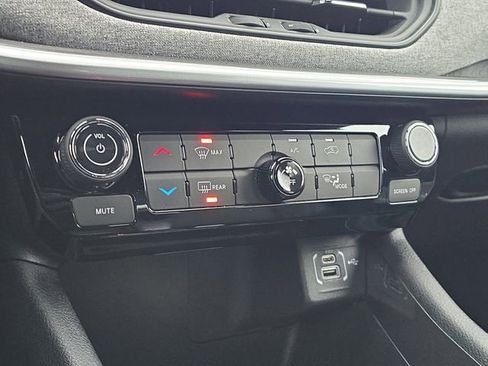 Certified 2024 Jeep Compass Latitude image 21