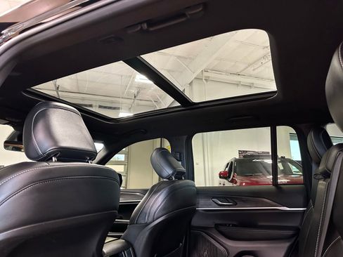 Used 2025 Jeep Grand Cherokee Limited AWD/4WD image 34