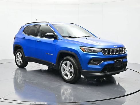 Used 2024 Jeep Compass Latitude image 3