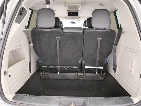 Used 2014 Chrysler Town & Country Touring FWD image 12