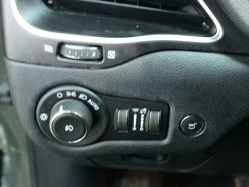 Used 2020 Jeep Cherokee Trailhawk w/ Comfort & Convenience Group AWD/4WD image 13