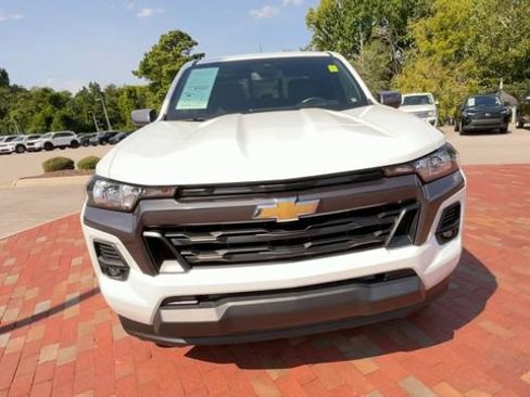 Used 2023 Chevrolet Colorado LT w/ LT Convenience Package II AWD/4WD image 4