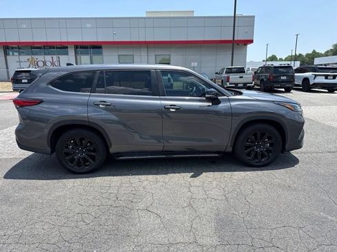 Used 2023 Toyota Highlander L FWD image 2