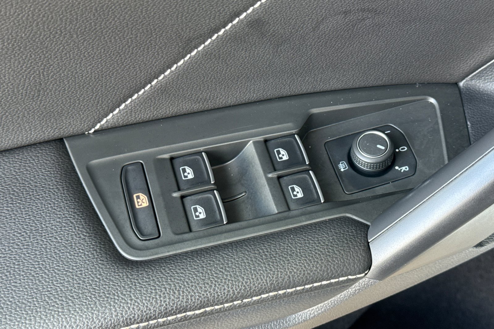 Used 2024 Volkswagen Tiguan SE R-Line FWD image 17