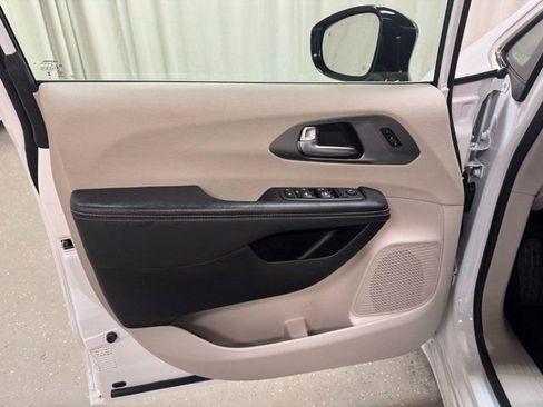 Used 2024 Chrysler Pacifica Touring-L image 11