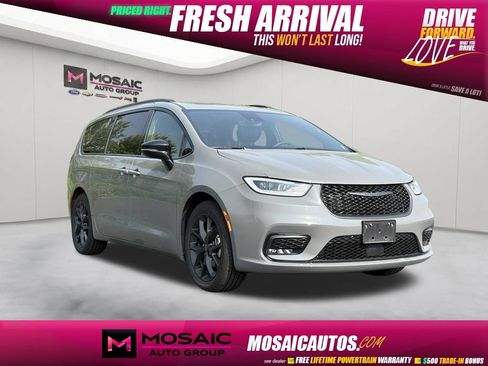Used 2025 Chrysler Pacifica Limited FWD image 1