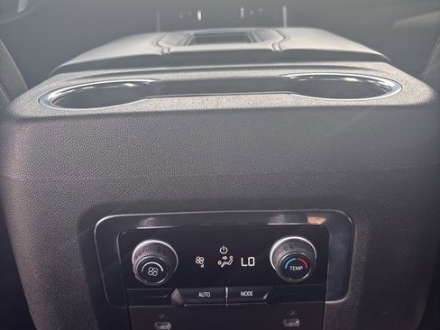 Used 2022 Chevrolet Suburban Z71 image 36