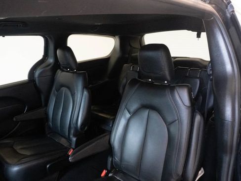 Used 2020 Chrysler Pacifica Touring w/ S Appearance Package FWD image 17