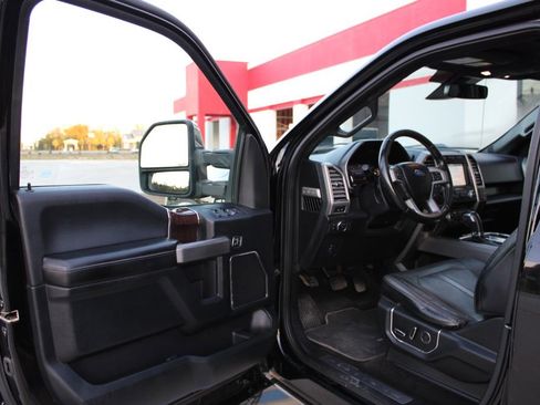 Used 2017 Ford F150 Platinum w/ Equipment Group 701A Luxury image 8