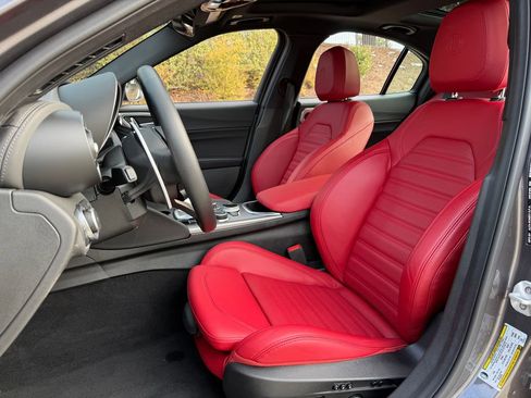 Used 2025 Alfa Romeo Giulia image 14