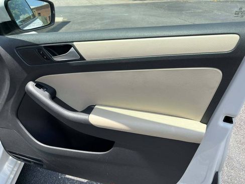 Used 2012 Volkswagen Jetta SE FWD image 16