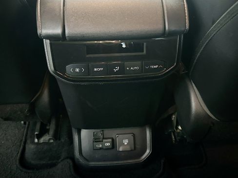 Used 2022 Toyota Highlander Limited FWD image 29