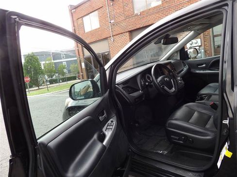 Used 2019 Toyota Sienna SE Premium FWD image 11