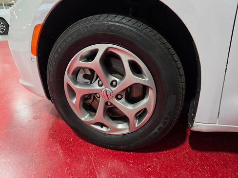 Used 2024 Chrysler Pacifica Limited AWD/4WD image 13