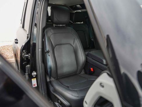 Used 2024 Land Rover Defender 110 SE image 36