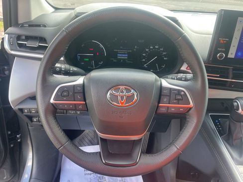 Used 2025 Toyota Sienna XLE image 26