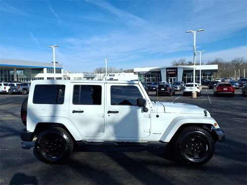 Used 2015 Jeep Wrangler Unlimited Sahara image 8