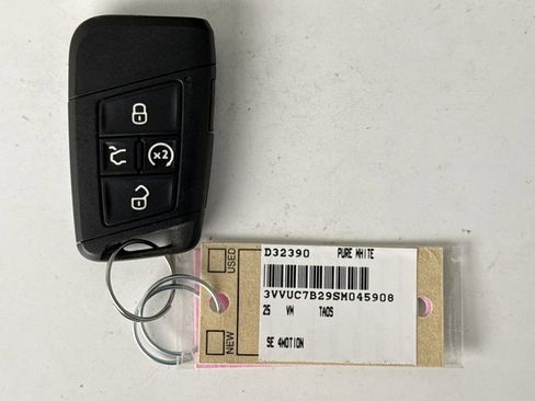 Used 2025 Volkswagen Taos SE image 11