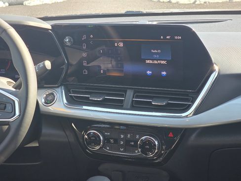 Certified 2025 Chevrolet Trax LT w/ Driver Confidence Package image 3