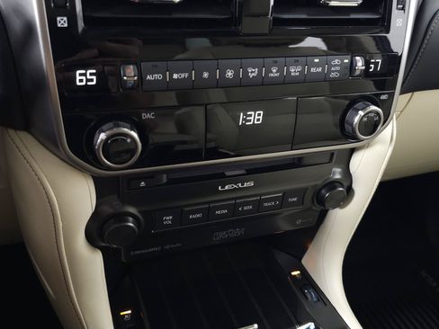 Used 2023 Lexus GX 460 Premium w/ Accessory Package AWD/4WD image 32
