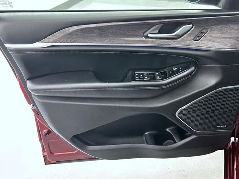 Certified 2022 Jeep Grand Cherokee Overland image 9