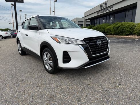 Used 2022 Nissan Kicks S FWD image 2